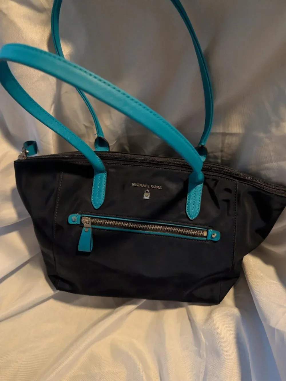 AUTHENTICATED MICHAEL KORS NYLON KELSEY HANDBAG BLACK/TURQUOISE EXCELLENT COND